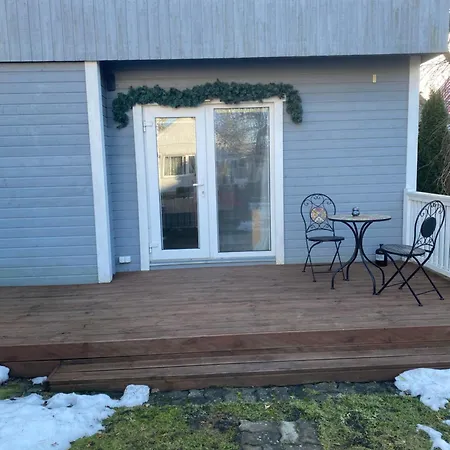 Hubane Aiamajake Saunavoimalusega Kuressaares